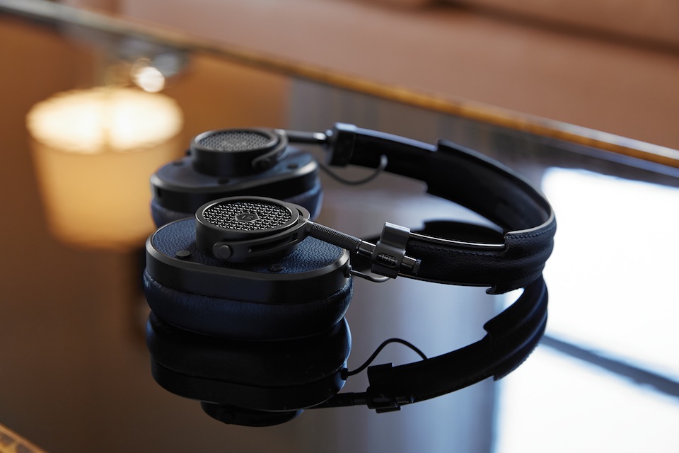 201504_MH40B4_OnGlassTable