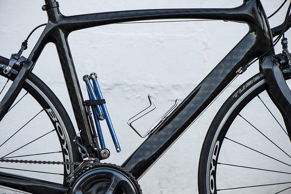 bike_on_white_wall_grande