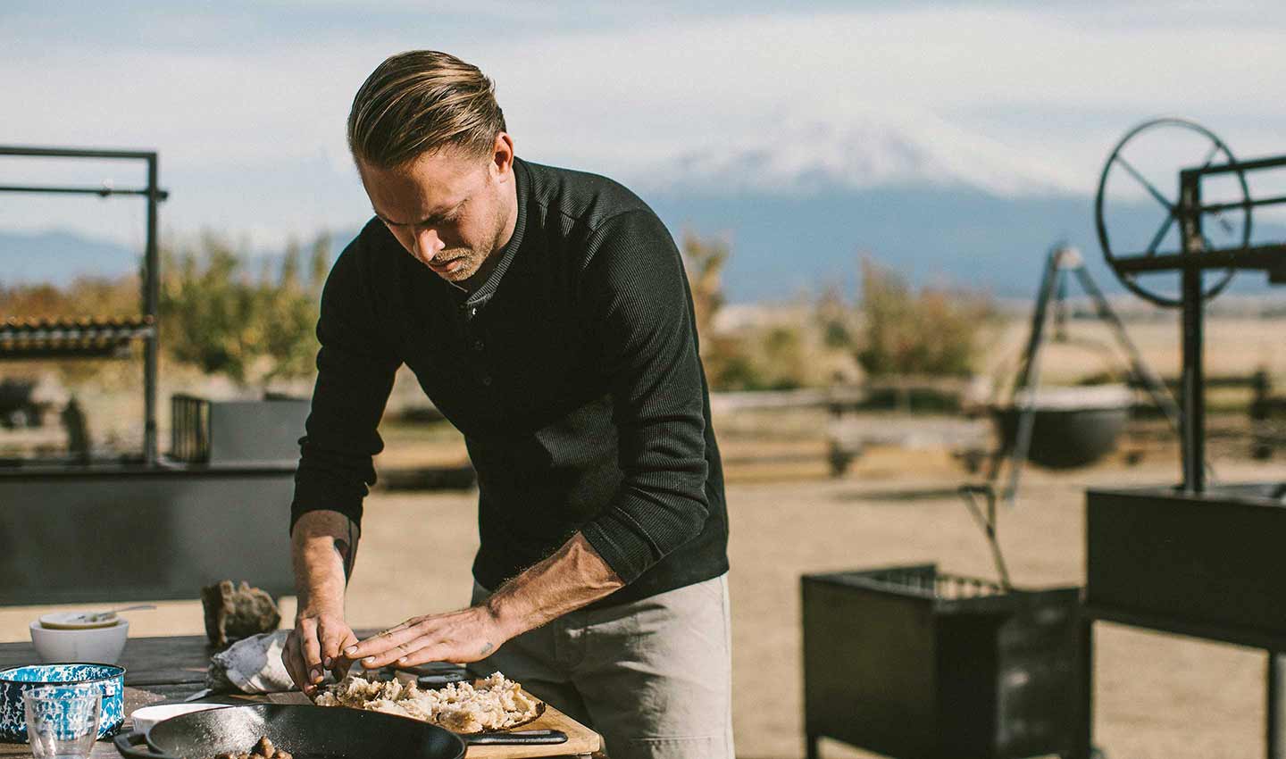 editorial_siskiyou_henley_black_1440_01