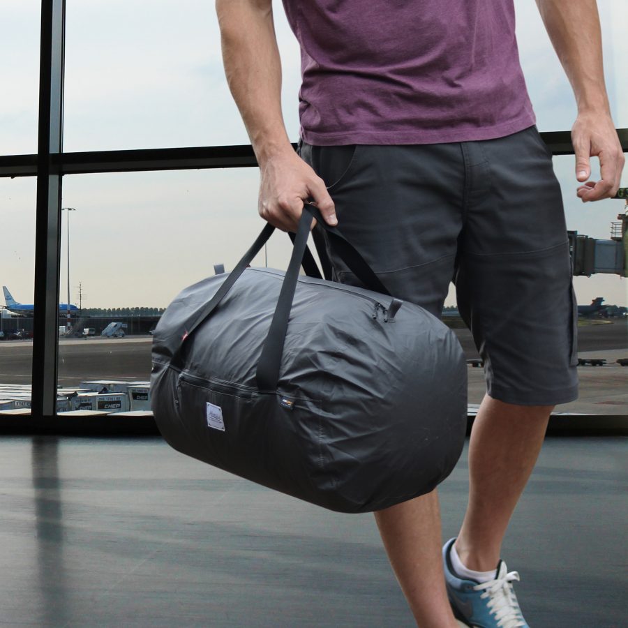 matador_duffle_walking_airport_square_downsized_001